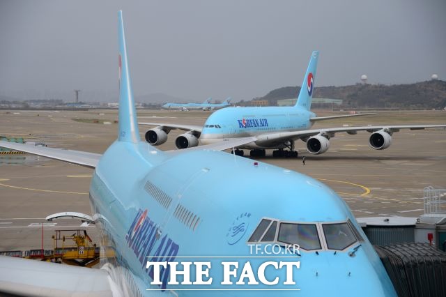 대한항공 지분 11.56%를 보유한 2대 주주인 국민연금은 이번 기금위 회의 결과에 따라 대표이사 재선임 안건에서부터 조원태 대한항공 사장에 대한 이사해임 제안, 사외이사 추천 등 실질적으로 경영권 참여에 해당하는 경영 개입에 나설 수 있다.