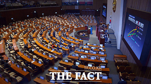 민주당 일각에선 박 의원의 남녀동수법 발의에 대해 상징성이 큰 법안임에도 성급하게 법안을 추진해 논란의 여지를 남겼다는 지적도 나온다. /더팩트DB