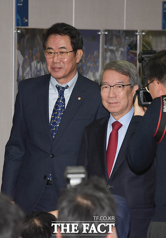 기자회견 참석하는 김시진 야구 대표팀 기술위원장(왼쪽)과 정운찬 KBO 총재