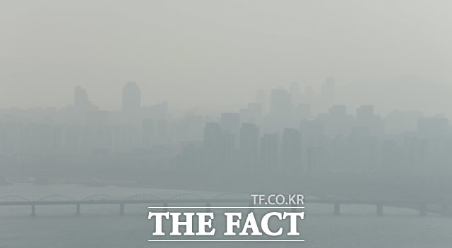 수도권 지역에 미세먼지 농도가 나쁨 수준을 보이는 28일 오전 서울 영등포구 여의도 63스퀘어 전망대에서 바라본 서울 도심이 미세먼지로 인해 뿌연 모습을 보이고 있다. /임세준 기자