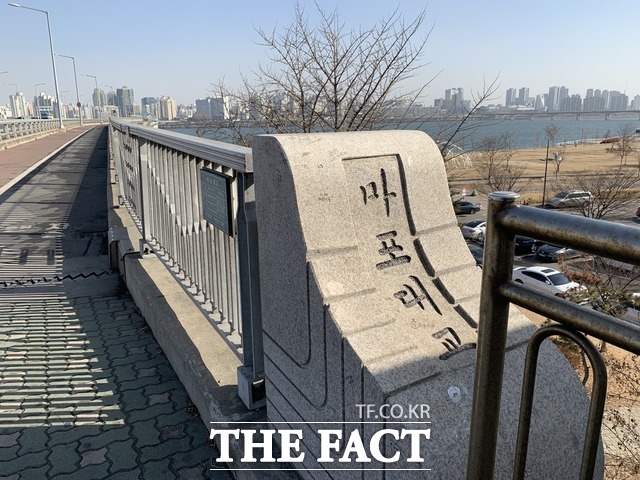 마포대교는 서울의 한강다리 중 자살시도자가 가장 많은 곳으로, 최근 6년간 신고된 자살시도자만 989명에 달한다. 여의도 한강공원 부근 마포대교 초입. /임현경 기자