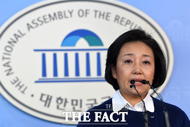 박영선 더불어민주당 의원이 지난 25일 모든 선거에서 여성 후보 공천 비율을 50% 이상으로 의무화하는 이른바 남녀동수법을 대표 발의해 논란이 일고 있다. /더팩트DB