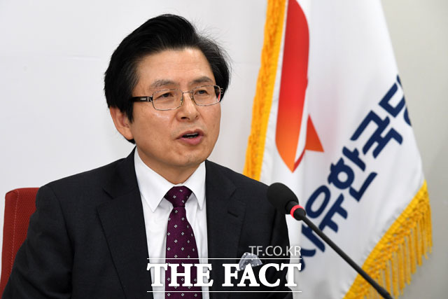 황교안 전 국무총리가 오는 29일 자유한국당 대표 출마를 공식 선언하겠다고 알렸다. 지난 15일 한국당 입당식을 마친 뒤 소감을 전하는 황 전 총리. /남윤호 기자