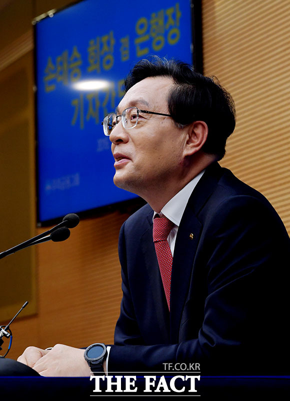 손태승 우리금융지주 회장 겸 우리은행장(사진)은 지난 14일 우리금융지주 출범 간담회에서 오버행 이슈를 우려해 우리카드나 우리종합금융 자회사 편입에 현금을 동원하는 방식을 고려하고 있다고 밝혔다. /이덕인 기자