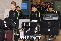 [TF포토] 귀국한 축구 국가대표팀, '무거운 발걸음'