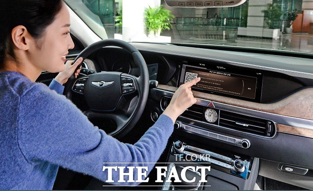 제네시스가 플래그십 세단 G90에 국내 최초로 탑재한 내비게이션 자동 무선 업데이트 서비스를 시작한다고 29일 밝혔다. /제네시스 제공