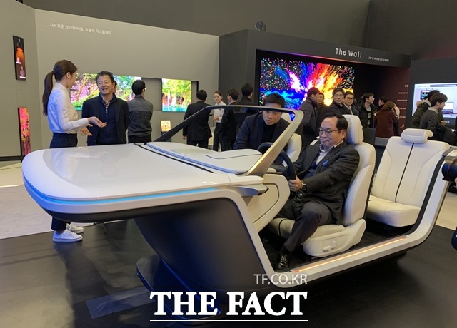 한 관람객이 삼성전자 부스에서 디지털 콕핏을 체험하고 있다. /동대문=서민지 기자