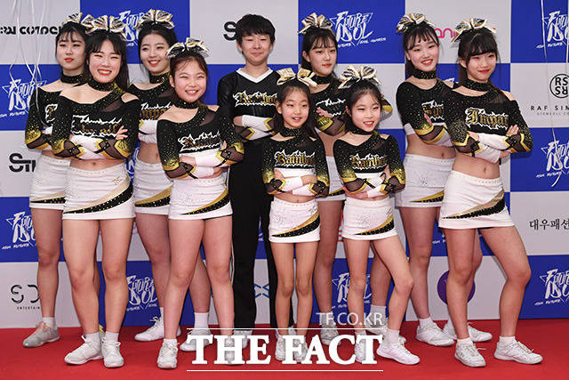 2019 Asia future idol awards가 29일 오후 서울 광진구 워커힐 호텔에서 열린 가운데 참가자들이 레드카펫을 밟고 있다. /남용희 기자