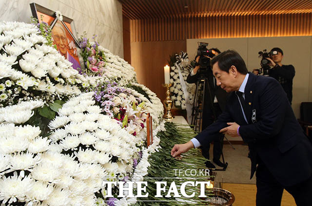 김성태 자유한국당 의원이 29일 오후 서울 서대문구 세브란스 병원 장례식장 특실에 마련된 일본군 성노예 피해자 고 김복동 할머니 빈소를 찾아 조문하고 있다. /김세정 기자