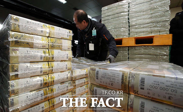 설 연휴를 앞둔 29일 오전 서울 강남구 한국은행 강남본부 지하금고에서 관계자들이 기업과 가계의 자금 부족 해소를 위한 자금 공급 작업을 하고 있다. /남용희 기자
