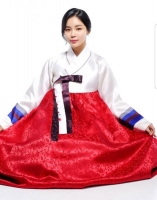  서구형 '미녀가수' 조정민, 단아한 한복인사 