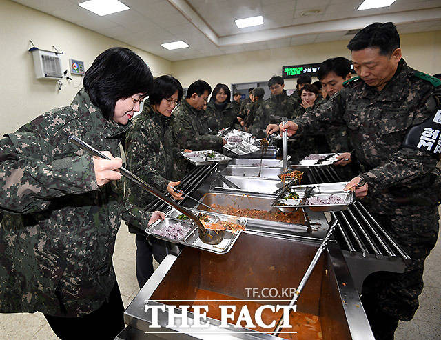 정의당 이정미 대표가 30일 오전 경기도 파주시 육군 1사단 11연대를 방문해 식판에 음식을 담고 있다. /파주=이효균 기자