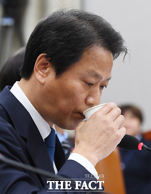 드루킹과 댓글 조작을 공모한 혐의로 법정 구속된 김경수 경남도지사의 1심 판결과 관련해 임종석 전 대통령비서실장은 경수야! 이럴 땐 정치를 한다는 게 죽도록 싫다면서 사람 김경수를 좋아하고 믿는다고 밝혔다. /더팩트DB