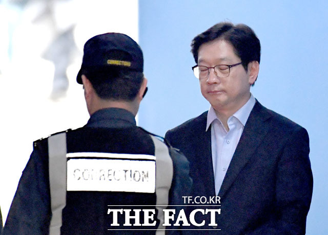 김경수 경남도지사가 30일 오후 서울 서초구 서울중앙지방법원에서 드루킹과 댓글 조작을 공모한 혐의로 징역 2년의 실형을 선고 받은 후 호송차에 오르고 있다./남윤호 기자