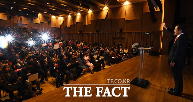 홍준표 전 자유한국당 대표가 30일 오후 서울 여의도 The K 타워에서 열린 당랑의 꿈 출판기념회에서 지지자들에게 인사하고 있다. /이새롬 기자