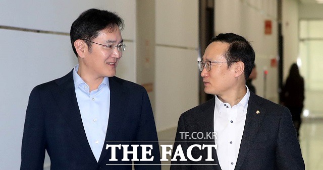 이재용 삼성전자 부회장(왼쪽)이 30일 오후 경기도 화성의 삼성전자 비메모리 반도체 사업장에서 홍영표 더불어민주당 원내대표와 간담회를 갖고 비메모리 분야인 시스템 반도체와 파운드리 사업 분야를 미래 성장동력으로 육성하겠다고 강조했다. /뉴시스