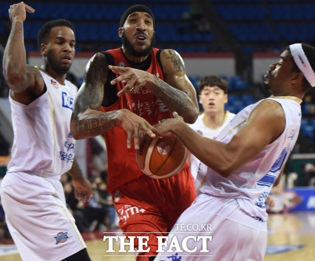 오는 31일(목) 오후 7시30분 잠실학생체육관에서 펼쳐지는 서울SK(홈)-전주KCC(원정)전을 대상으로 농구토토 매치 8회차를 발매한다./더팩트DB