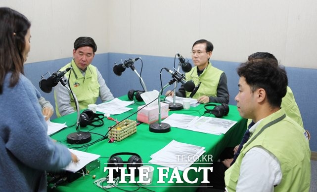 전문가의 설명에 따라 녹음을 준비하고 있는 김철수 대표이사와 토토프렌즈 일동./케이토토 제공