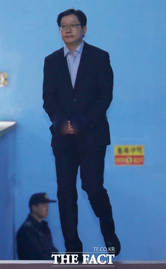 김경수 경남도지사는 30일 1심 재판부의 징역 2년 실형과 함께 법정 구속한 판결과 관련 진실을 외면한 판결이라고 주장했다. 1심 선고공판에서 징역 2년을 선고받고 법정 구속된 김경수 경남도지사가 호송차로 향하고 있다. /뉴시스