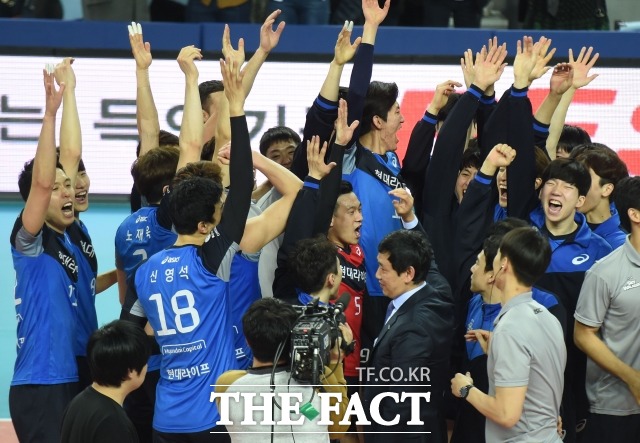 오는 31일(목) 천안유관순체육관에서 오후 7시에 열리는 2018-19시즌 V리그 남자부 현대캐피탈-삼성화재전을 대상으로 한 배구토토 매치 14회차 투표율 중간집계 결과, 참가자들은 홈팀 현대캐피탈의 승리를 예상하는 것으로 나타났다./더팩트DB