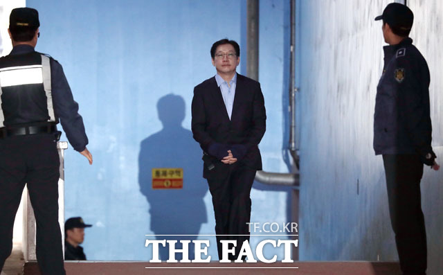 김경수 경남도지사가 30일 오후 서울 서초구 서울중앙지방법원에서 드루킹과 댓글 조작을 공모한 혐의 등으로 징역 2년 실형을 선고 받고 법정 구속된 가운데 여야 반응은 극과 극으로 갈렸다. 김 지사가 이날 1심 재판을 마친 뒤 호송차로 이동하는 모습. /남윤호 기자