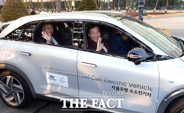 정의선 현대자동차그룹 수석부회장과 이낙연(앞 좌석) 국무총리가 30일 경기도 화성시 현대기아자동차 기술연구소에서 넥쏘 자율주행 수소전기차를 시승하고 있다. /현대자동차 제공