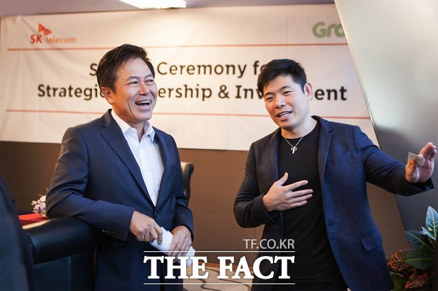 SK텔레콤은 30일 서울 중구 을지로 본사에서 박정호 SK텔레콤 사장(왼쪽)과 앤서니 탄 그랩 공동창업자 겸 CEO가 참석한 가운데 조인트벤처 그랩 지오 홀딩스 설립을 위한 협약을 체결했다. /SK텔레콤 제공