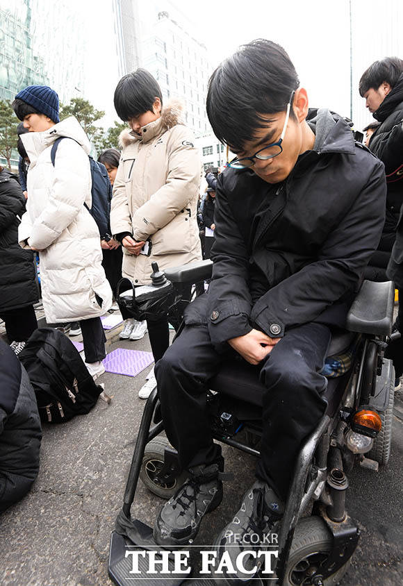 김복동 할머니를 위해 묵념하는 참가자들