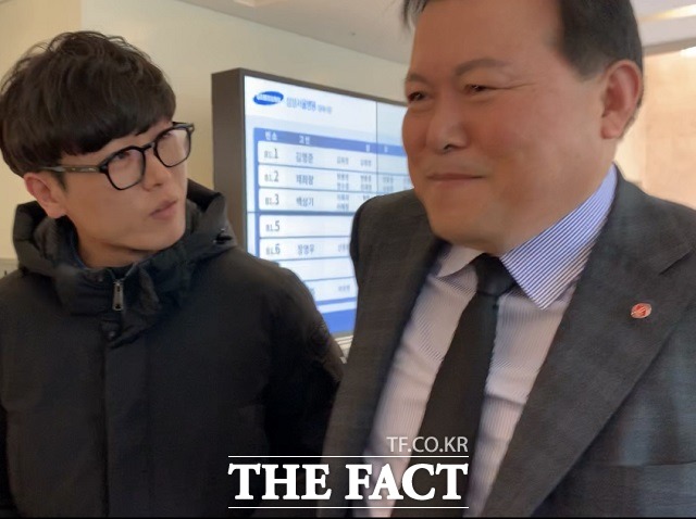 황각규 롯데지주 부회장이 30일 오후 이인희 한솔그룹 고문의 빈소가 마련된 서울삼성병원을 찾아 고인을 애도했다. /삼성서울병원=서민지 기자