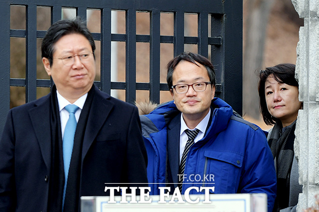 박주민 더불어민주당 의원(가운데)과 이재정 더불어민주당 의원(오른쪽)