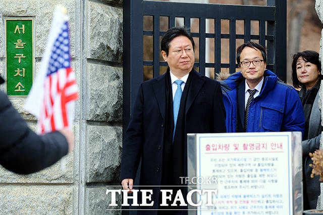 왼쪽부터 더불어민주당 황희, 박주민, 이재정 의원이 31일 오전 경기도 의왕시 서울구치소에서 드루킹 댓글조작 공모 혐의로 징역 2년을 선고받고 수감된 김경수 경남도지사와의 접견을 마치고 구치소를 나오고 있다. /의왕=이선화 기자