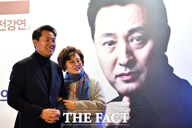 지지자와 기념촬영 갖는 오 전 시장