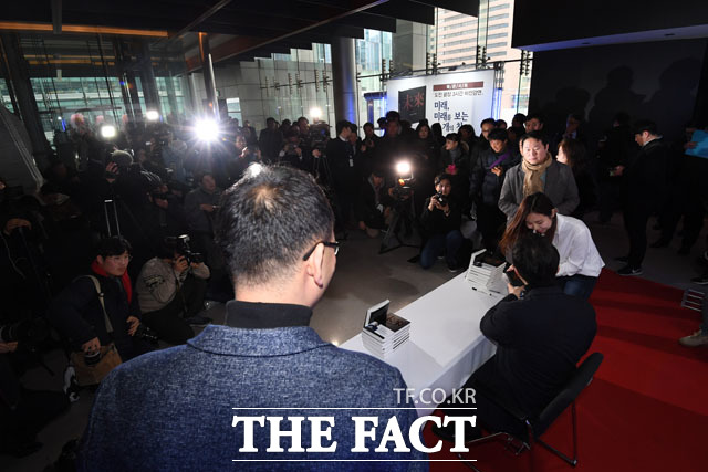 책에 사인 받고 싶어요~