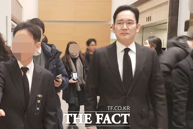 이재용 삼성전자 부회장이 31일 오전 9시쯤 서울 강남 삼성서울병원 장례식장에 마련된 고(故) 이인희 한솔그룹 고문의 빈소로 발걸음을 옮기고 있다. /삼성서울병원=이성락 기자
