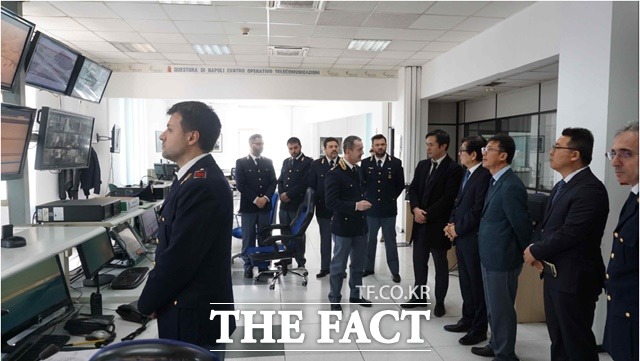 지난해 3월 12일 유재중, 홍철호 한국당 의원이 이탈리아 나폴리 중앙경찰서 상황실을 방문해 시설을 둘러보고 있는 모습. /국회사무처