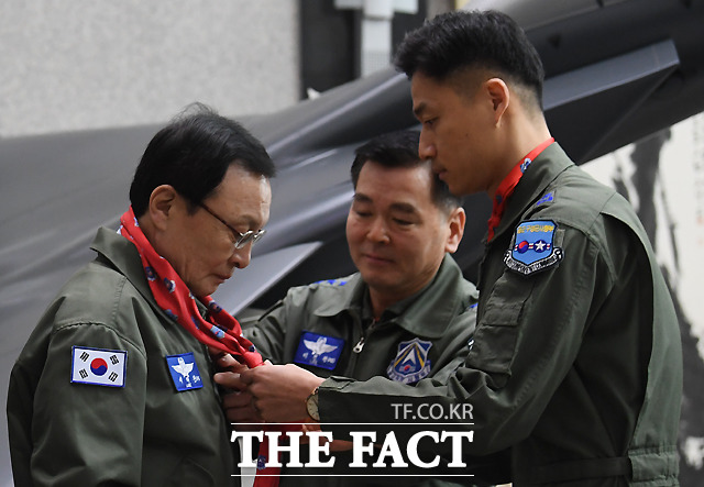 이해찬 더불어민주당 대표(왼쪽)가 31일 오전 경기도 오산 공군작전사령부에 방문해 공군의 빨간 마후라를 착용하고 있다. /오산=이새롬 기자