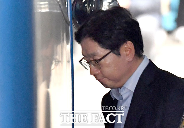 재판부는 김 지사가 드루킹의 댓글조작을 지시했다고 판단했다. 김 지사가 30일 서울중앙지법을 나와 호송차에 오르는 모습./남윤호 기자