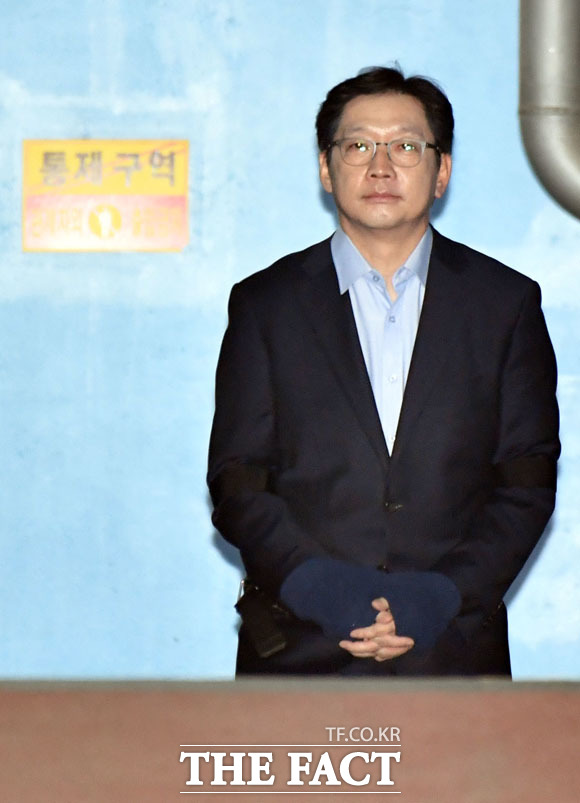 30일 서울중앙지방법원에서 드루킹과 댓글 조작을 공모한 혐의로 징역 2년의 실형을 선고 받은 후 호송차에 오르기 위해 이동하는 김 지사. /남윤호 기자