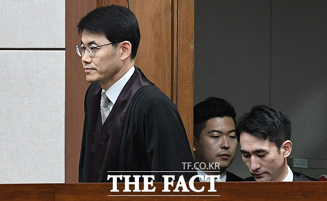 김 지사의 1심 재판장인 성창호 부장판사는 2년간 양승태 전 대법원장의 비서실 판사로 근무한 이력이 있다. 재판정에 입장하는 성 부장판사(왼쪽) 모습. /사진공동취재단