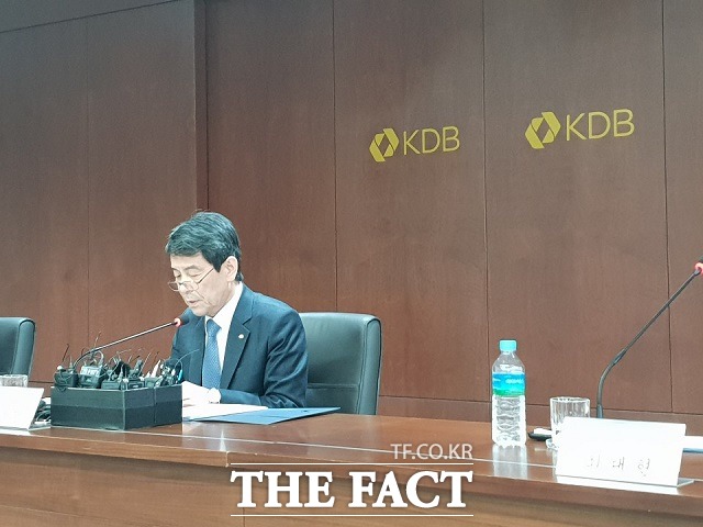 이동걸 산업은행 회장은 31일 서울 여의도 산은 본점에서 열린 대우조선해양 지분 처리 방안 간담회에서 대우조선해양의 매수자가 현대중공업으로 최종 결정된 게 아니라고 강조했다. /여의도=이한림 기자