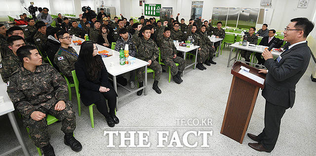 병(兵) 일과 후 휴대전화 사용 시범운영 부대인 경기도 가평군 육군 수도기계화보병사단 혜산진부대에서 31일 오후 박태규 국방부 병영정책과장과 장병, 가족, 연인들이 휴대전화 사용에 대한 의견을 나누고 있다. / 가평=사진공동취재단