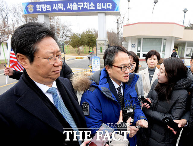 취재진과의 인터뷰 하는 더불어 민주당 의원들. 황희 의원, 박주민 의원, 이재정 의원, 백혜련 의원(왼쪽부터)