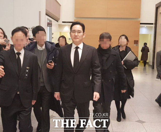 이재용 삼성전자 부회장이 31일 오전 9시쯤 이인희 한솔그룹 고문의 빈소로 발걸음을 옮기고 있다. /삼성서울병원=이성락 기자