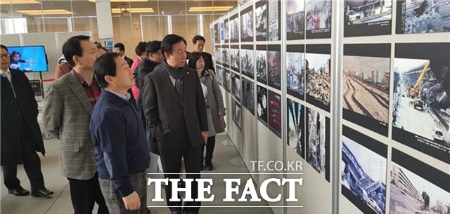 지난해 1월 20일 국회 운영위원회 소속 자유한국당 의원 10명이 일본 고베 인간과 방재 미래센터를 방문해 시설을 둘러보고 있는 모습. /국회사무처