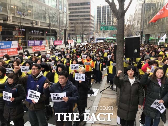 30일 오후 서울 종로구 광화문 MBK파트너스 본사 앞에서 홈플러스 총파업 결의대회가 열렸다. 홈플러스 무기계약직 500명이 홈플러스 최대주주인 MBK파트너스에 최저임금 온전한 인상을 규탄하고 있다. /광화문=김서원 인턴기자