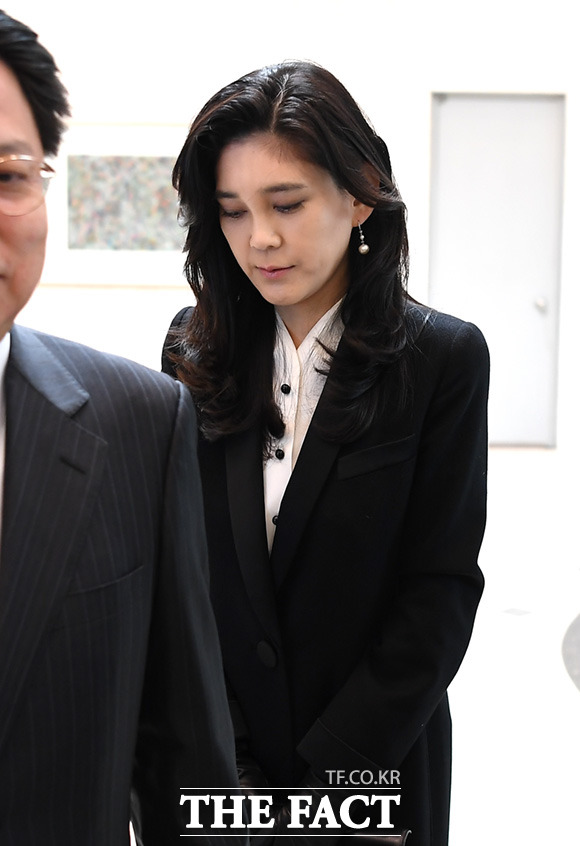 이부진 호텔신라 사장이 지하 2층에 있는 빈소로 가기 위해 엘레베이터를 기다리고 있다. /임세준 기자