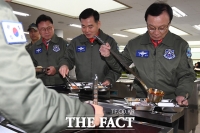 [TF포토] 병사들과 자율 배식하는 이해찬 대표