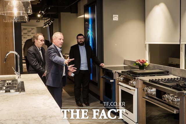 삼성전자가 30일(현지시간) 뉴욕에서 2016년 인수한 미국 럭셔리 주방가전 브랜드 데이코의 빌트인 쇼룸 데이코 키친 시어터를 오픈, 현지 빌트인 시장 공략에 나섰다. /삼성전자 제공