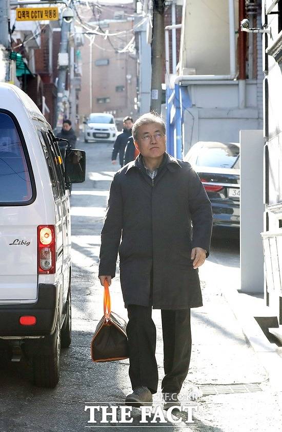 문재인 대통령이 1일 오전 서울 관악구 소재의 한 취약계층 가정을 직접 찾아 도시락 배달 봉사활동을 하고 있다. /청와대 제공