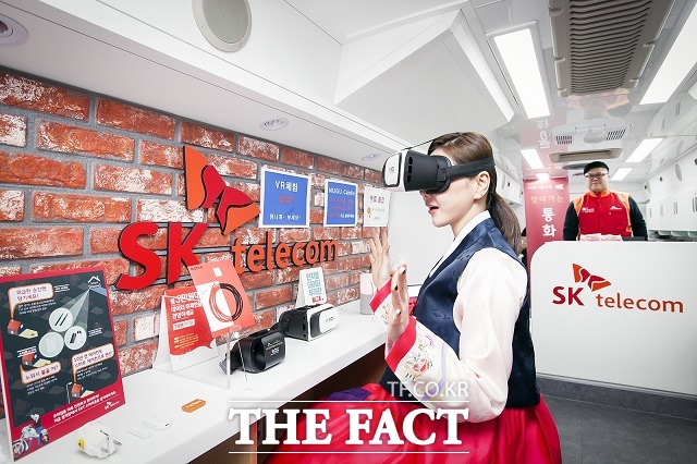 SK텔레콤이 설 연휴 기간 고객들의 편의를 위해 1일과 2일 이틀 동안 전국 휴게소 5곳에서 찾아가는 이동 AS 버스를 운영한다고 1일 밝혔다. /SK텔레콤 제공